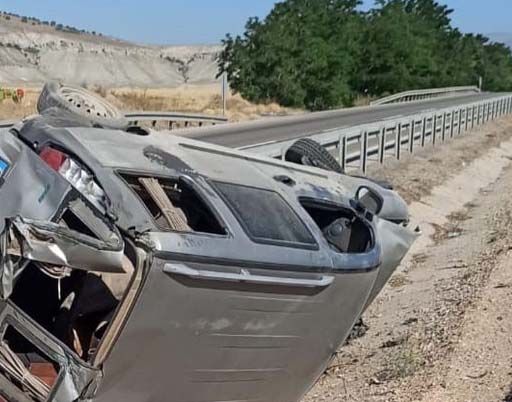 Ankara’nın Beypazarı ilçesinde meydana gelen trafik kazasında, lastiği patlayan hafif