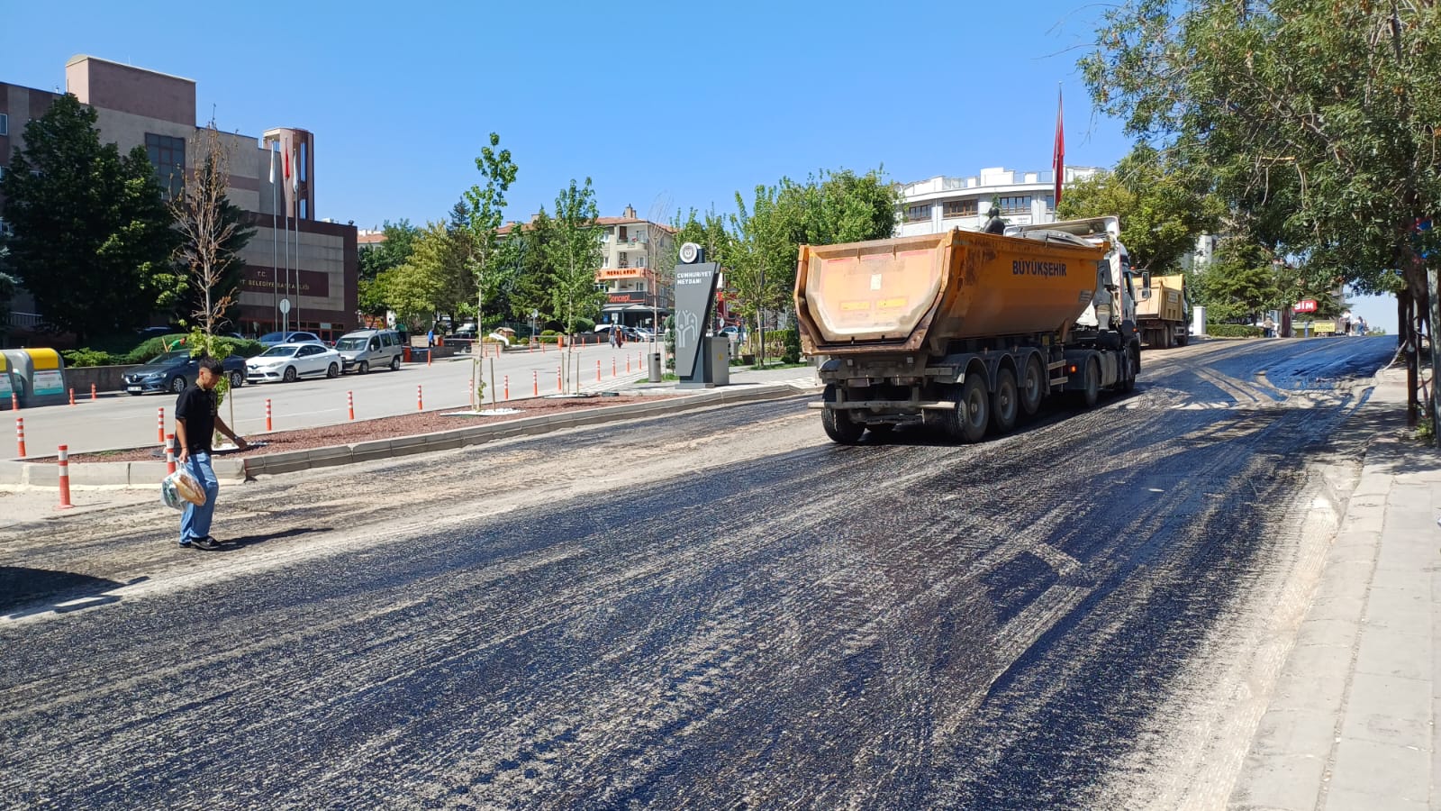 Başkent Ankara’nın Etimesgut ilçesinde yol çalışması nedeniyle cadde trafiğe kapatıldı.