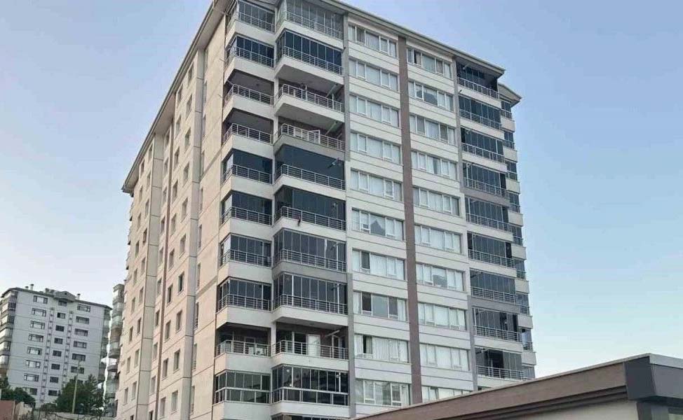 Ankara'nın Pursaklar ilçesinde 11 katlı bir binanın en üst katında