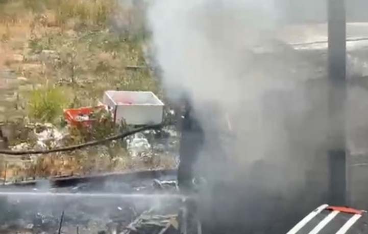 Ankara'nın Sincan ilçesinde hurdalık bir alanda çıkan konteyner yangını, itfaiye