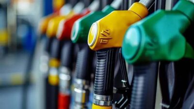 Küresel petrol piyasasındaki dalgalanmalar akaryakıt fiyatlarını etkiledi. Benzin ve motorine