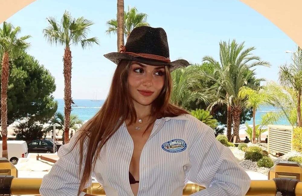 Oyunculuğu kadar sosyal medya paylaşımlarıyla da gündemden düşmeyen Hande Erçel,
