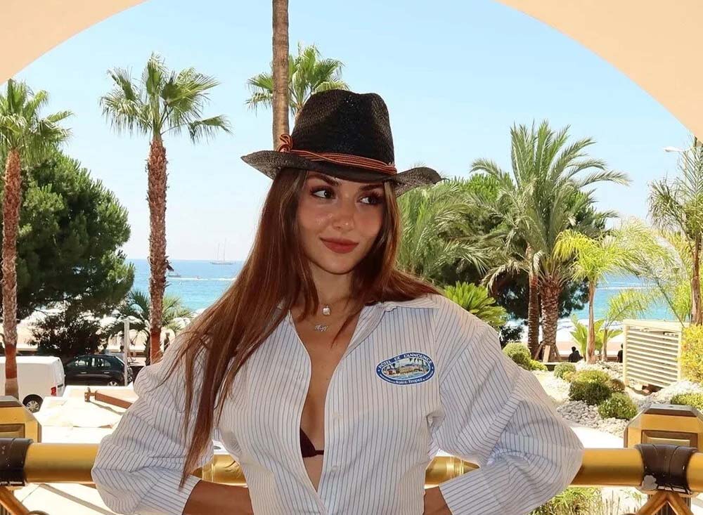 Oyunculuğu kadar sosyal medya paylaşımlarıyla da gündemden düşmeyen Hande Erçel,