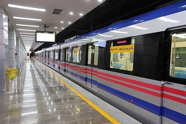 İran'ın başkenti Tahran’da metroda şüpheli hareketleri nedeniyle gözaltına alınan bir