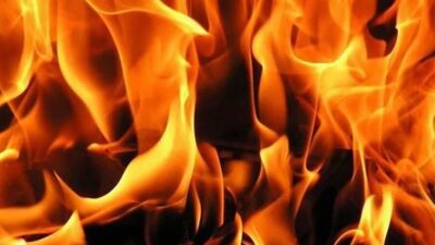 Elazığ’da 5 katlı bir binanın çatı katında çıkan yangın, itfaiye