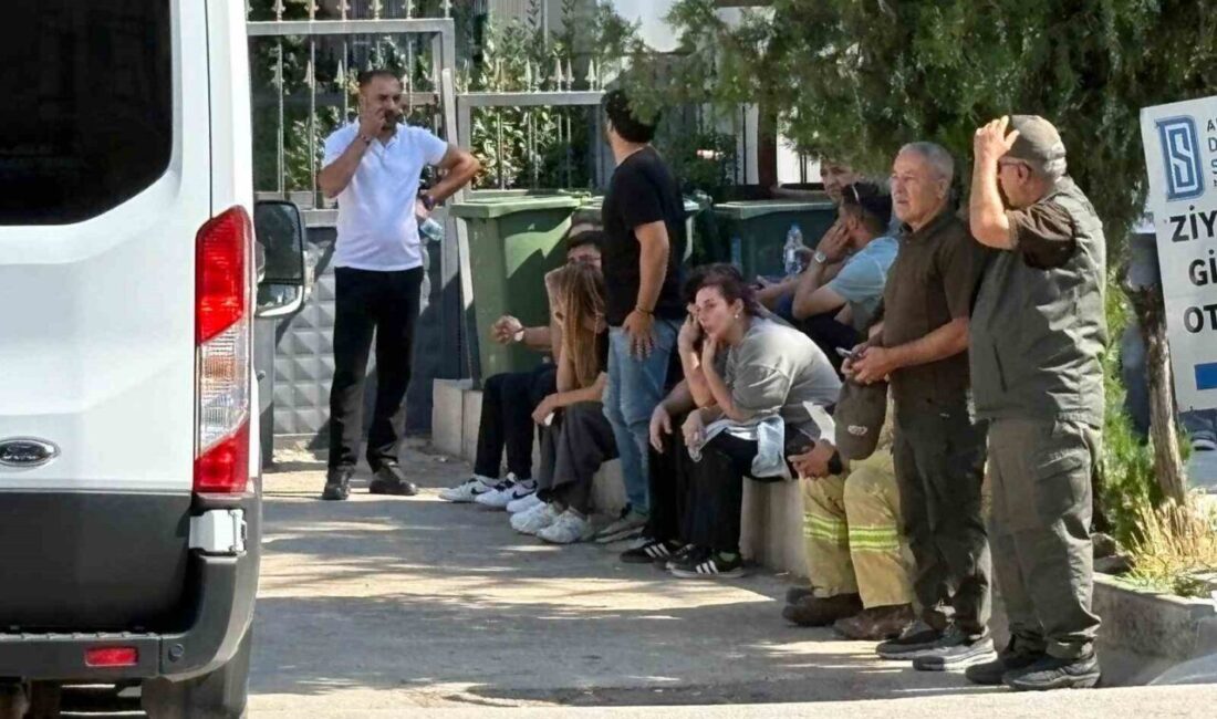 Eskişehir’deki yangında hayatını kaybedenlerin yakınları Ankara Adli Tıp Kurumu önünde