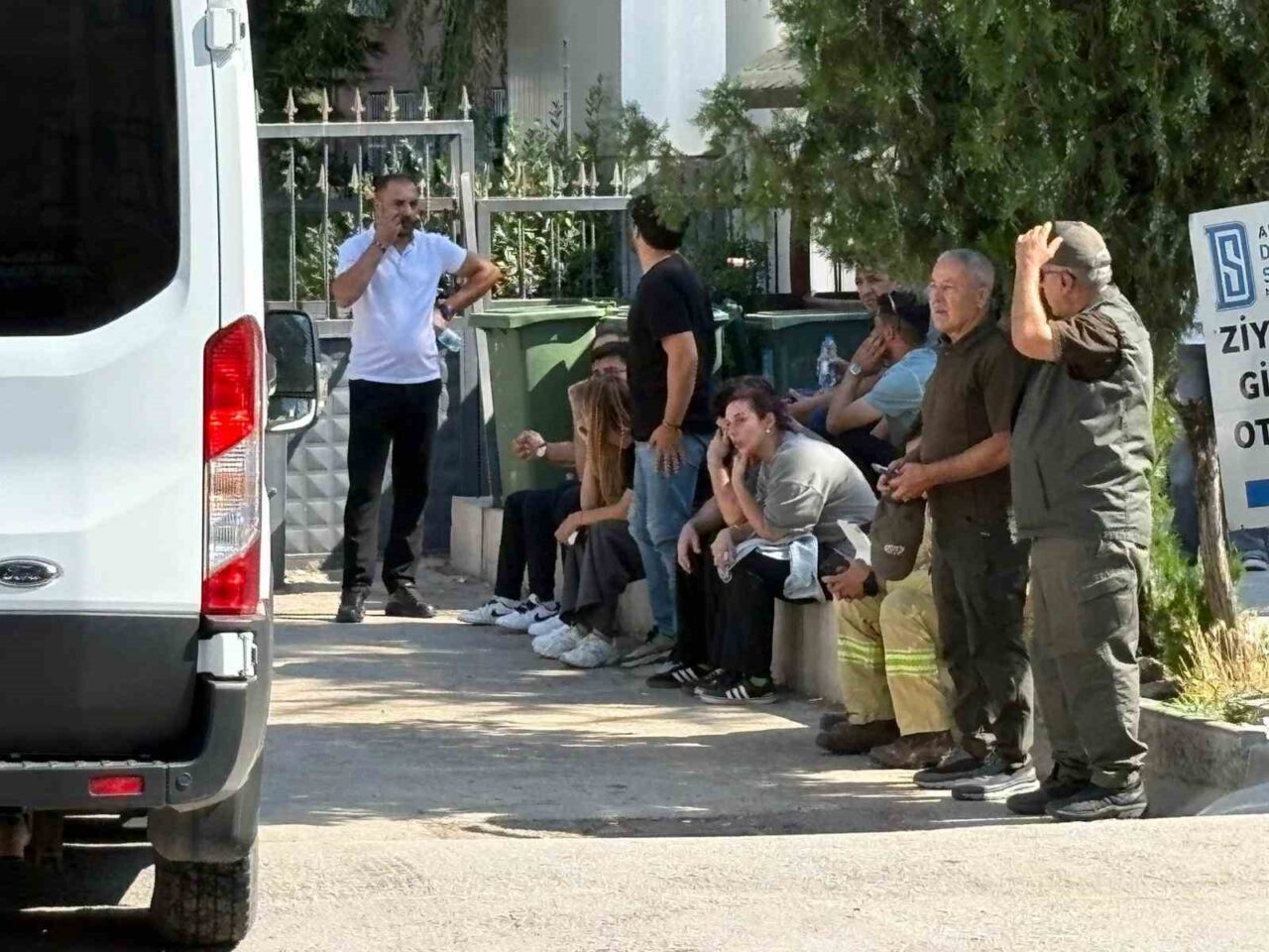 Eskişehir’deki yangında hayatını kaybedenlerin yakınları Ankara Adli Tıp Kurumu önünde