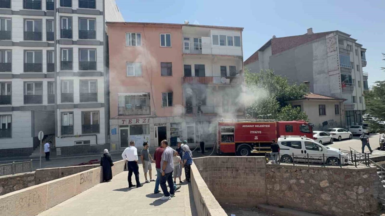 Aksaray’da 3 katlı apartmanda çıkan yangın paniğe neden olurken, daire