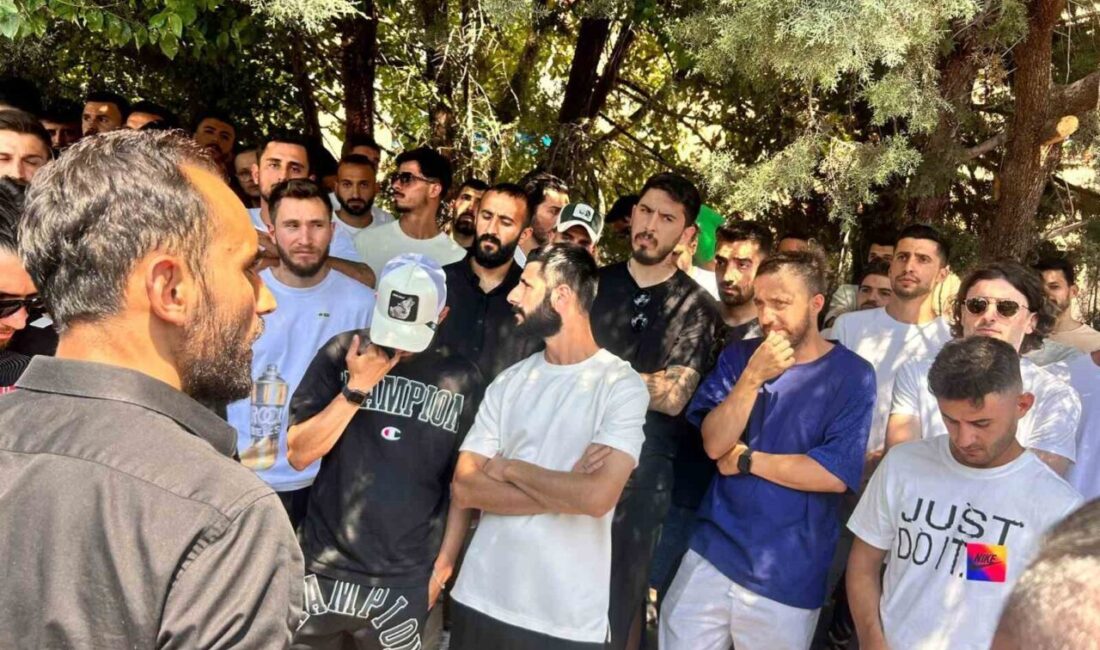 Ankara'da toplanan futbolcular yaş kararının iptalini istedi. Türkiye Futbol Federasyonu’nun