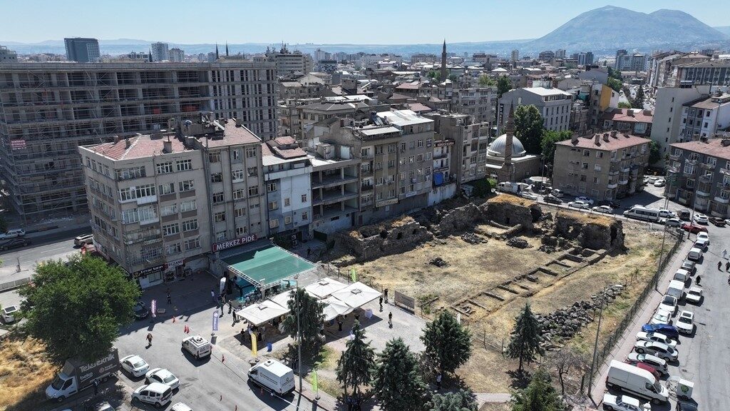Kayseri’nin ilk, Anadolu’nun ise ikinci medresesi olan ve 1193 yılında