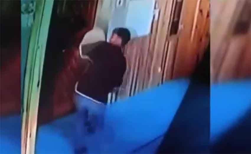 Ankara’nın Akyurt ilçesinde bulunan iki kişi yangın tüpü ile camiye