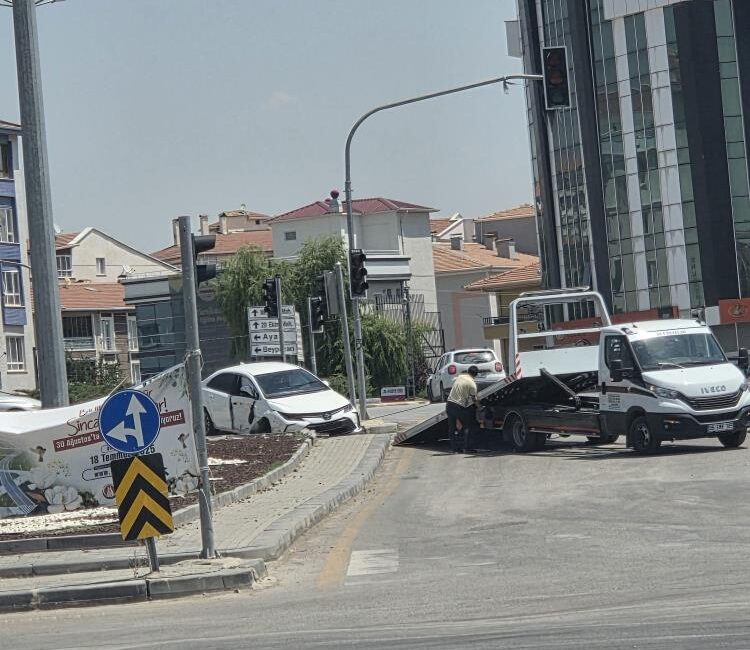 Ankara'nın Sincan ilçesinde meydana gelen kazada 3 kişi yaralandı. 