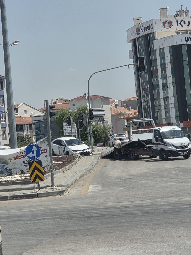 Ankara'nın Sincan ilçesinde meydana gelen kazada 3 kişi yaralandı. 