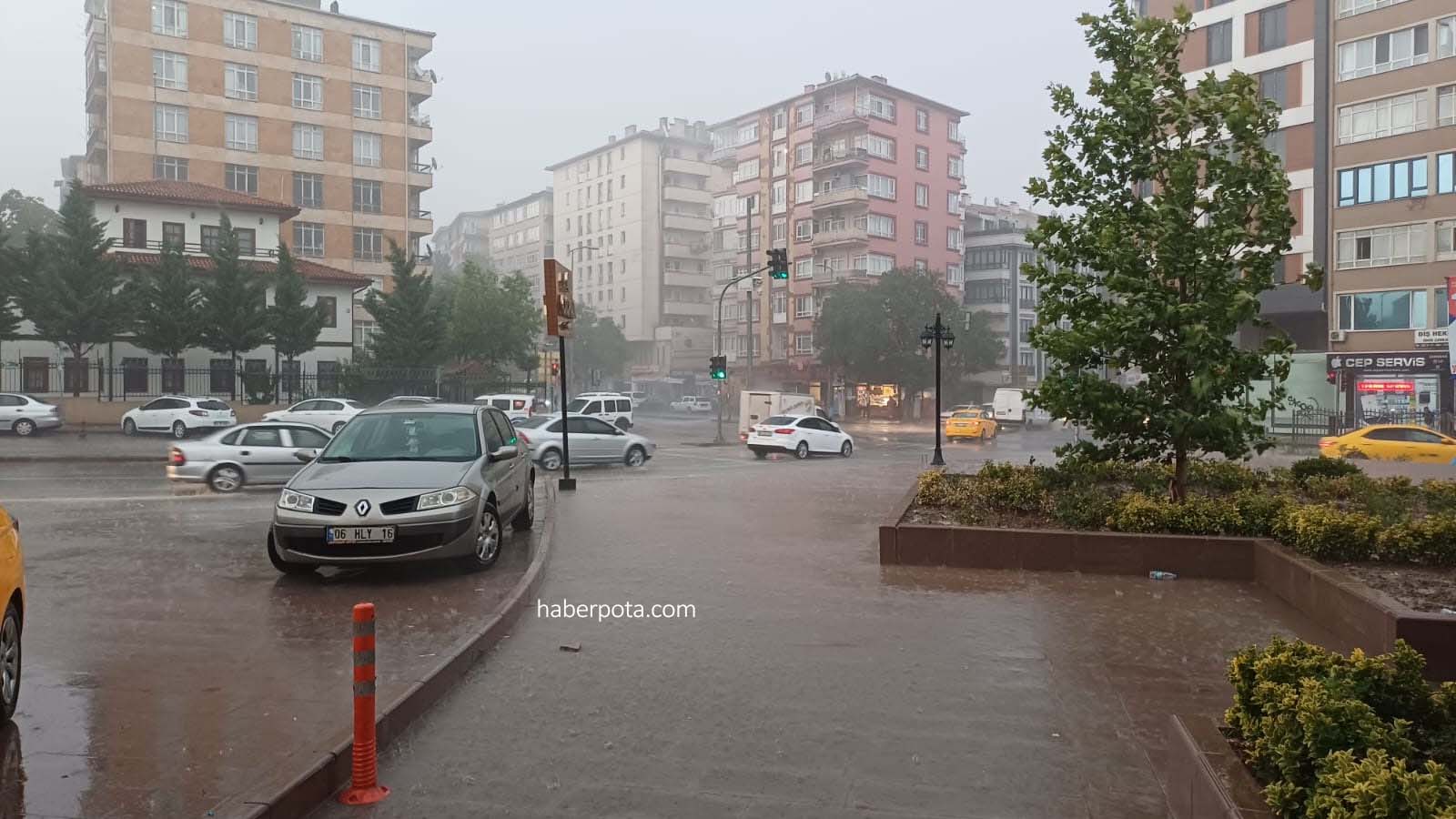 Başkent Ankara’da etkili olan sağanak yağmur ve fırtına, sel baskınlarına