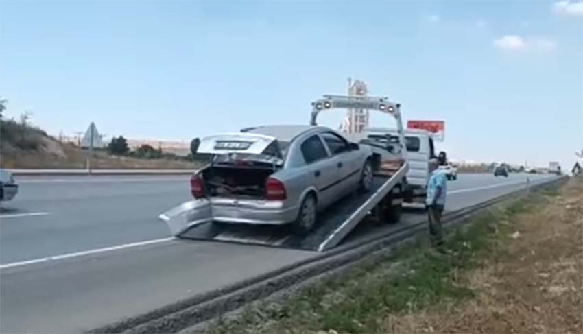 Başkent Ankara’nın Elmadağ ilçesinde kontrolden çıkan otomobil, tabelaya çarparak yoldan