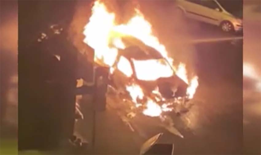 Başkent Ankara’nın Etimesgut ilçesi Elvankent semitnde alev alan araçtan geriye