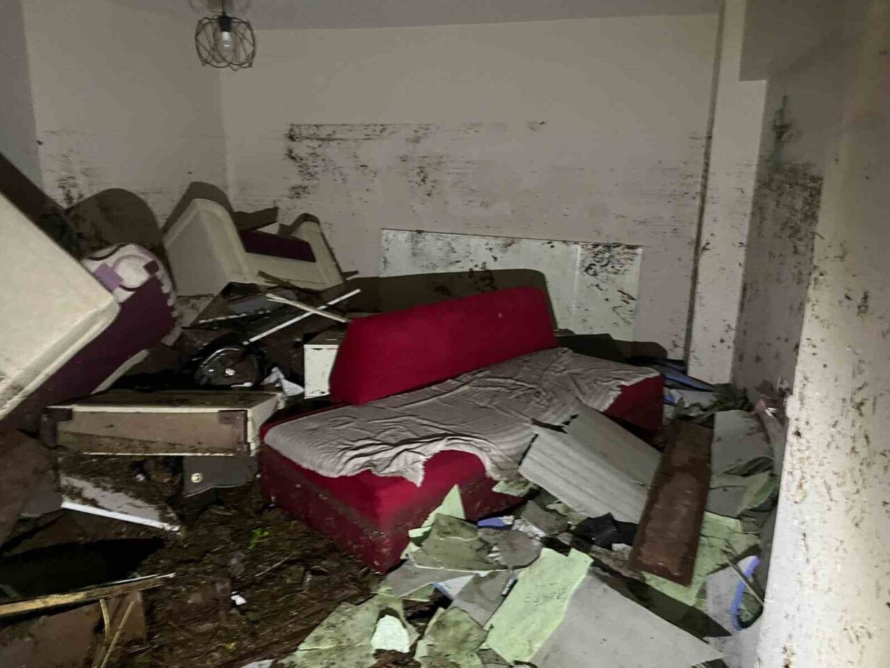 Başkent Ankara’da etkili olan sağanak yağış nedeniyle bir binanın duvarı