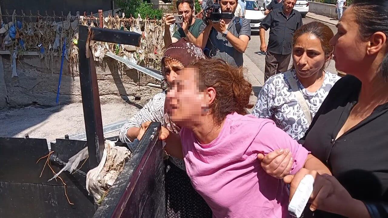 Ankara Keçiören’de su basan evinde çocuğuyla birlikte mahsur kalan kadın