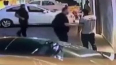 Ankara’nın Çankaya ilçesinde güvenlik görevlisi, bina duvarına tuvaletini yapan şahsı