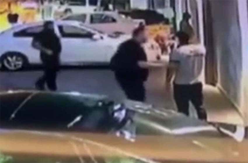 Ankara’nın Çankaya ilçesinde güvenlik görevlisi, bina duvarına tuvaletini yapan şahsı