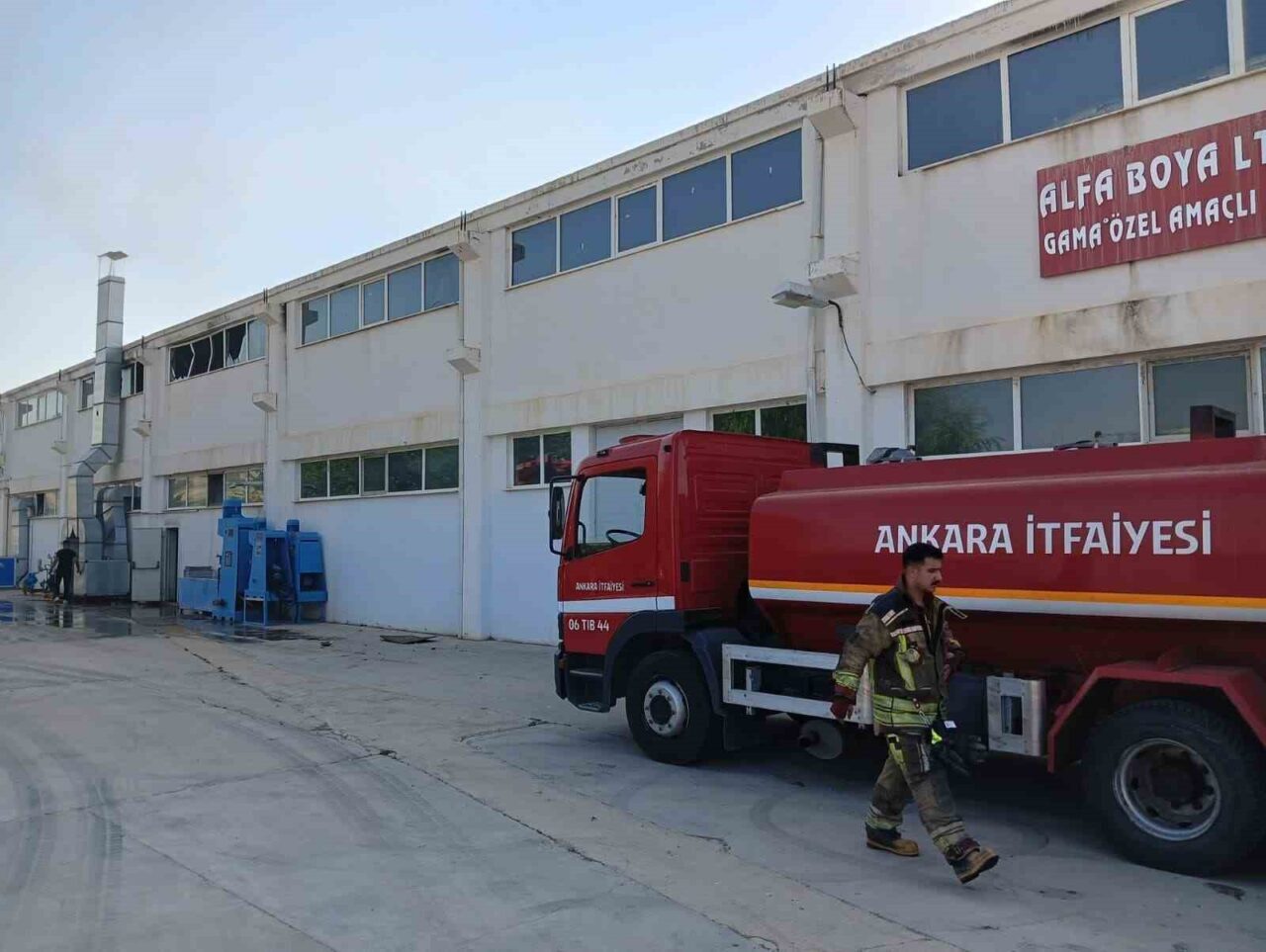 Ankara’nın Sincan ilçesinde bir boya fabrikasında çıkan yangın, itfaiye ekipleri