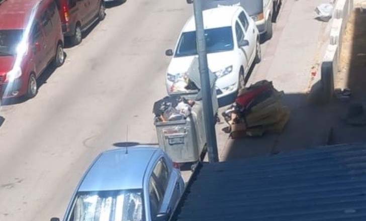 Başkent Ankara’nın Yenimahalle ilçesinde iki gündür toplanmayan çöpler mahalle sakinlerini