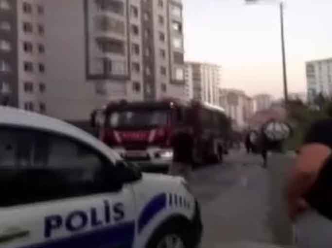 Ankara’nın Yenimahalle ilçesi Şentepe'de bir binanın 11. katında çıkan yangın