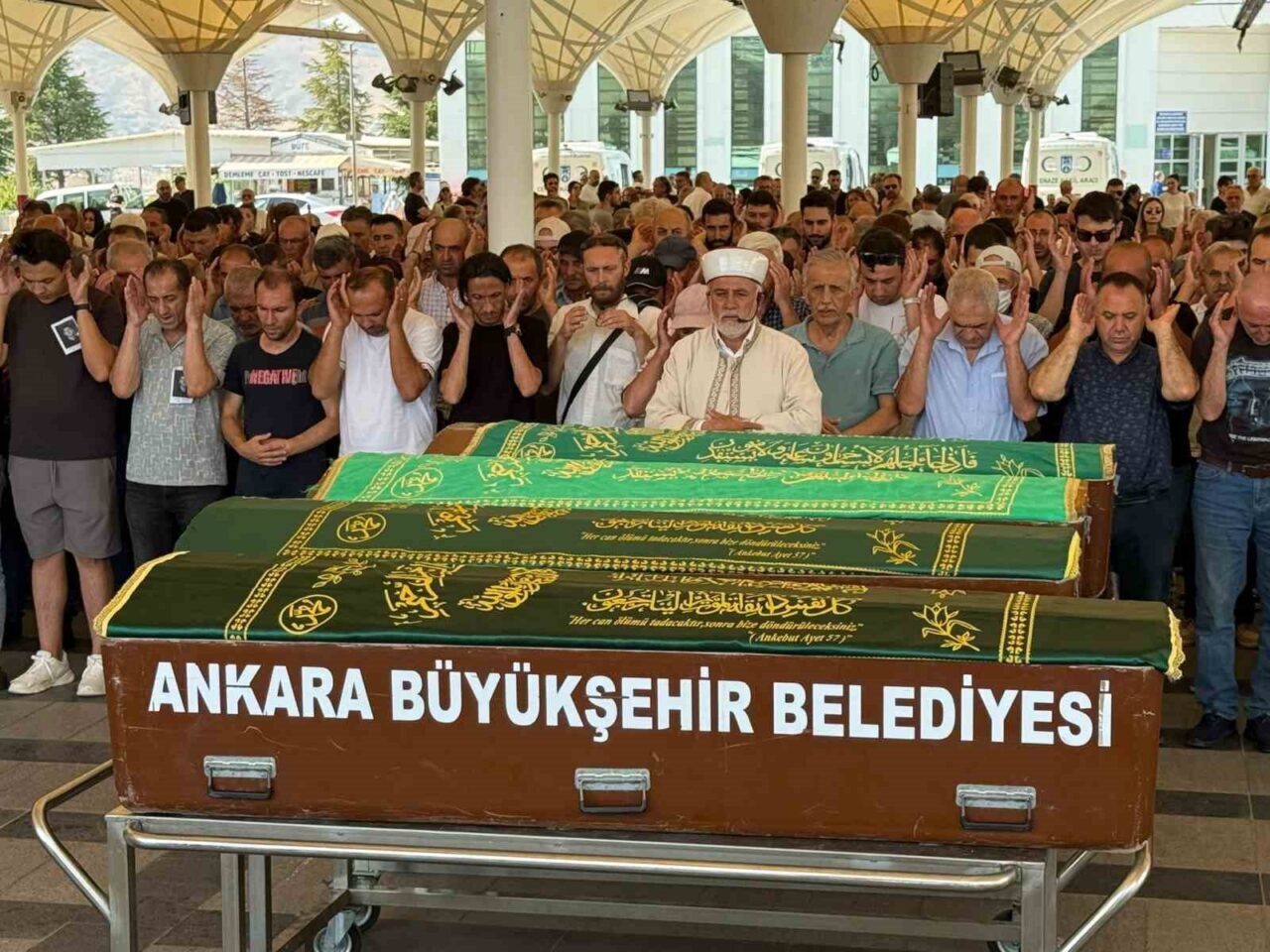 Ankara’nın Çankaya ilçesi Yaşamkent'te 26 katlı bir binada çıkan yangının