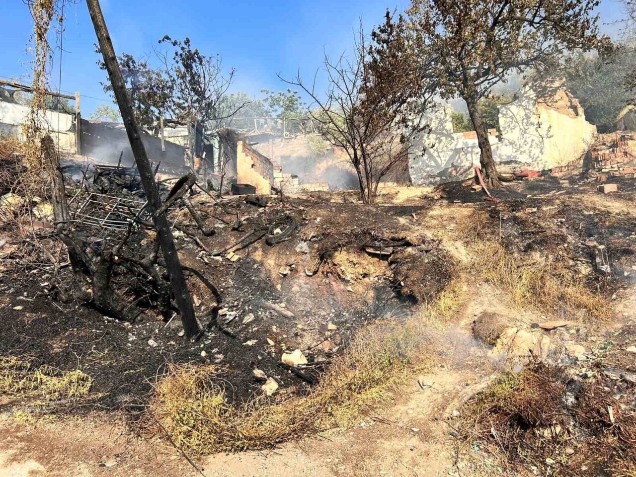 Ankara’nın Mamak ilçesinde ağaçlık alanda çıkıp gecekondulara sıçrayan yangın, itfaiye