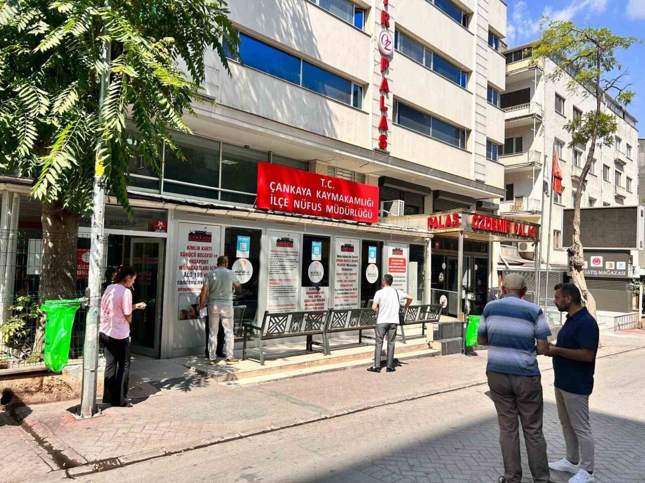 Ankara’da ehliyet yenilemenin son gününde Çankaya Nüfus Müdürlüğü’nde yoğunluk yaşandı.