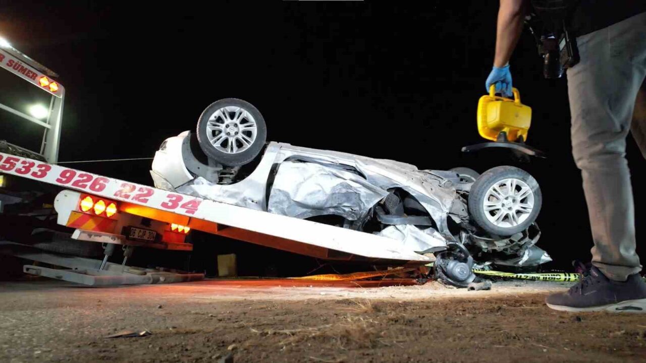 Ankara’nın Kahramankazan ilçesinde iki otomobilin kafa kafaya çarpışması sonucu meydana