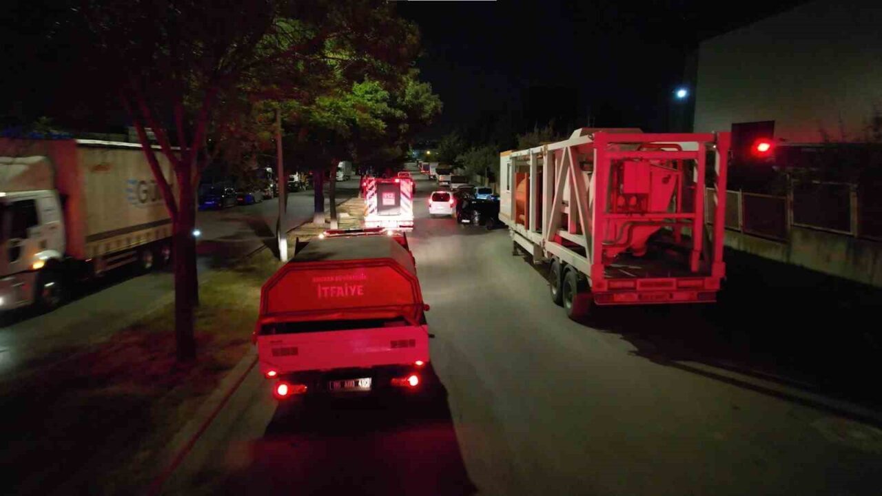 Başkent Ankara’nın Sincan ilçesinde konveyör bant fabrikasında yangın çıktı.