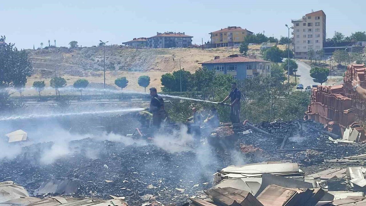 Ankara Gültepe'de otluk alanda çıkan yangın hızla büyüdü. Yangın, fayans