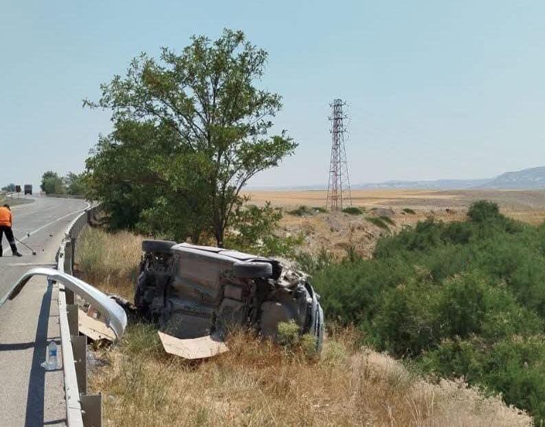 Başkent Ankara’da kontrolden çıkan otomobilin bariyere çarparak takla attığı kazada