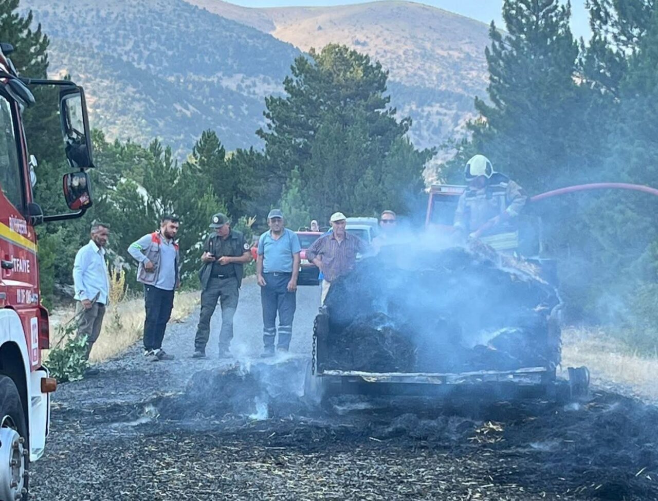 Başkent Ankara’nın Beypazarı ilçesinde saman yüklü römorkta çıkan yangın, itfaiye