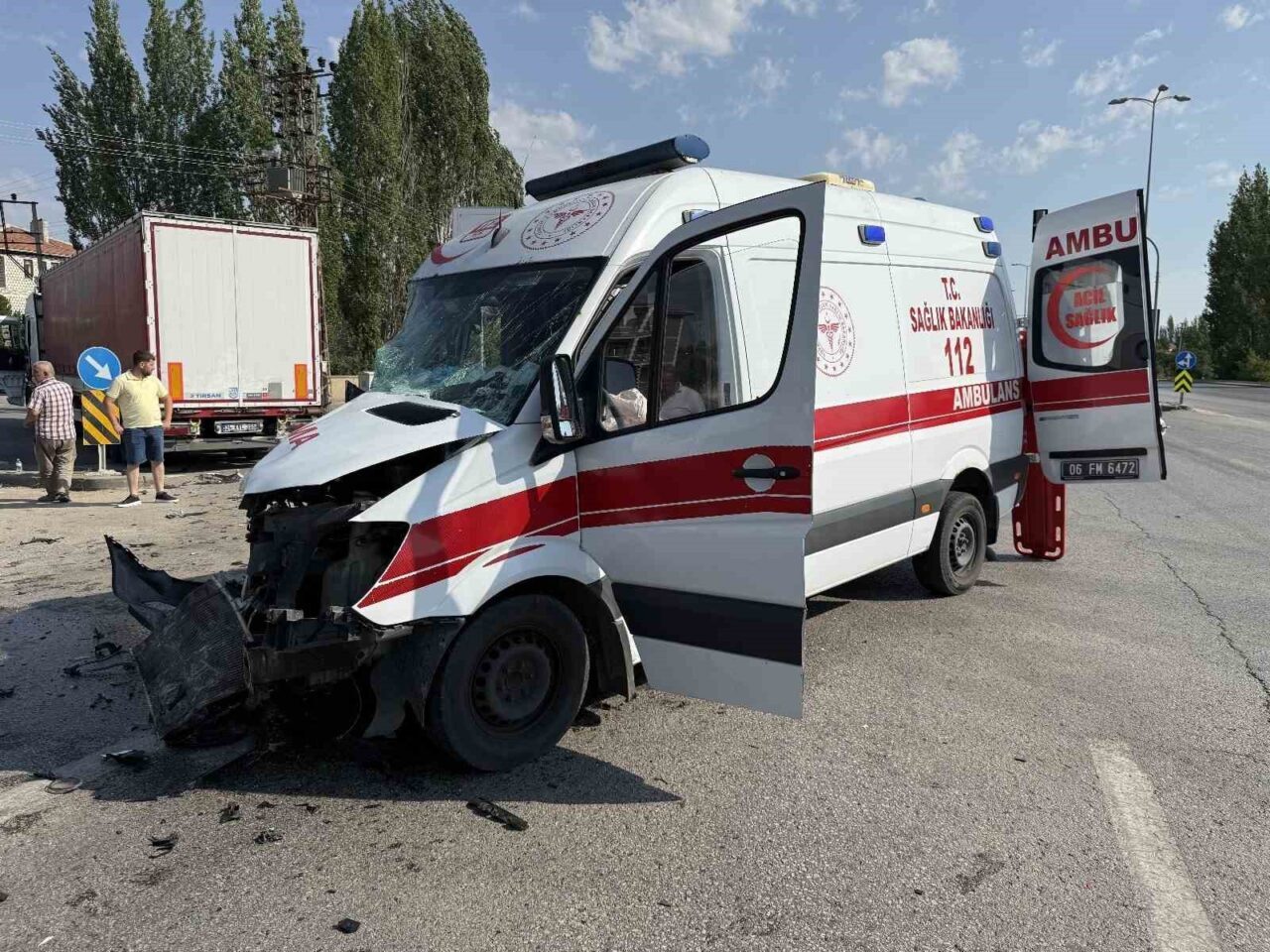 Başkent Ankara’nın Çubuk ilçesinde tır ile ambulansın çarpıştığı kazada 3’ü
