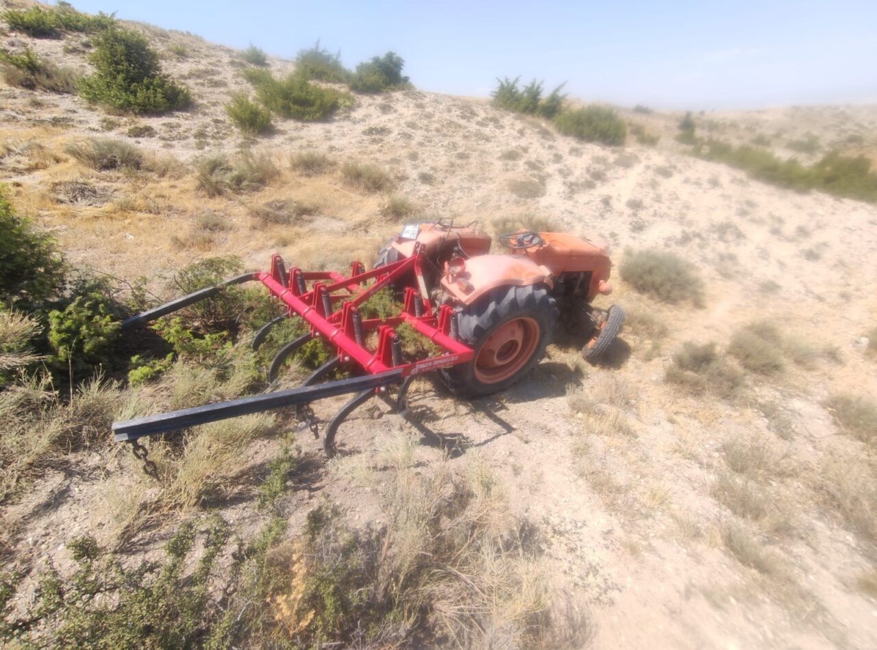 Ankara’nın Beypazarı ilçesinde devrilen traktörün sürücüsü hayatını kaybetti.