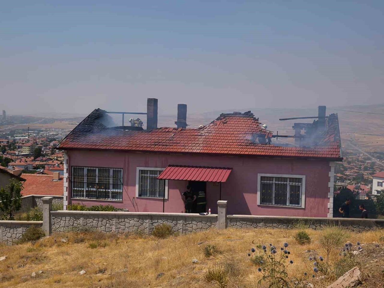 Ankara’da düşük yapan anne çocuklarını evde bırakıp ameliyata gitti. Yalnız