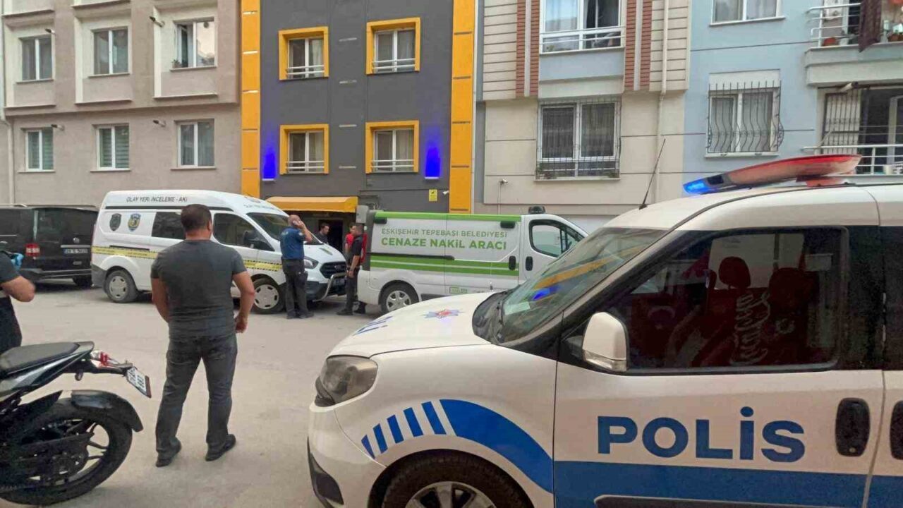 Eskişehir’de bir apartmanın merdivenlerinde bir kişi ölü bulundu.