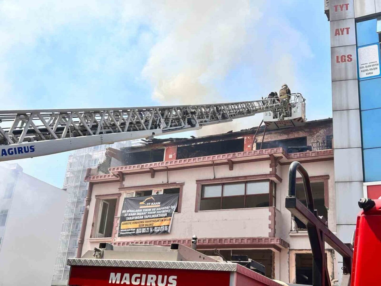 Ankara’nın Çankaya ilçesinde bulunan metruk bir binada çıkan yangın, çevredeki