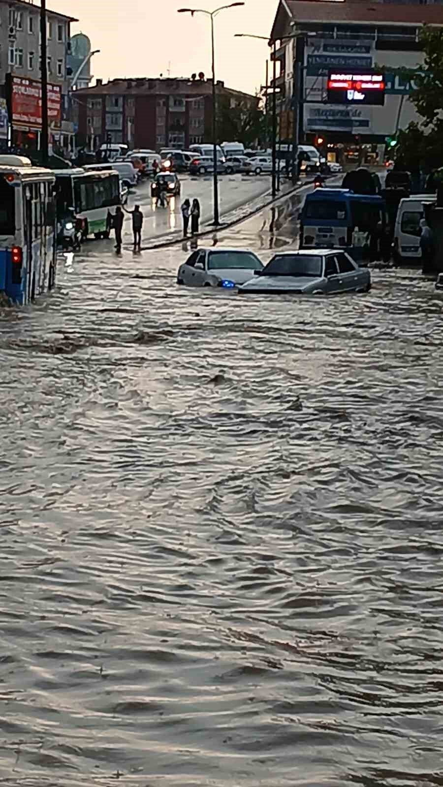 Başkent Ankara’da etkili olan sağanak yağış nedeniyle bir binanın duvarı