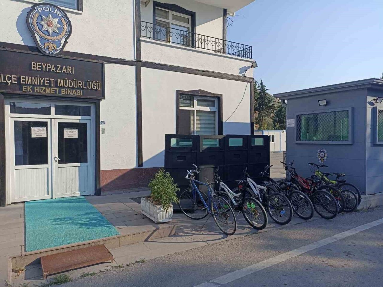 Ankara’nın Beypazarı ilçesinde, bisiklet hırsızlığı yapan 3 şahıs gözaltına alındı.