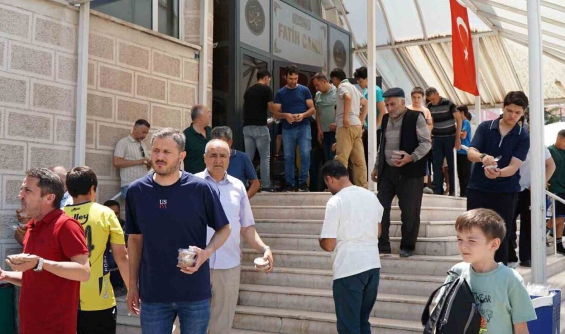 Başkent Ankara'nın ilçesi Beypazarı’nda cuma namazı çıkışında cemaate aşure ikramında