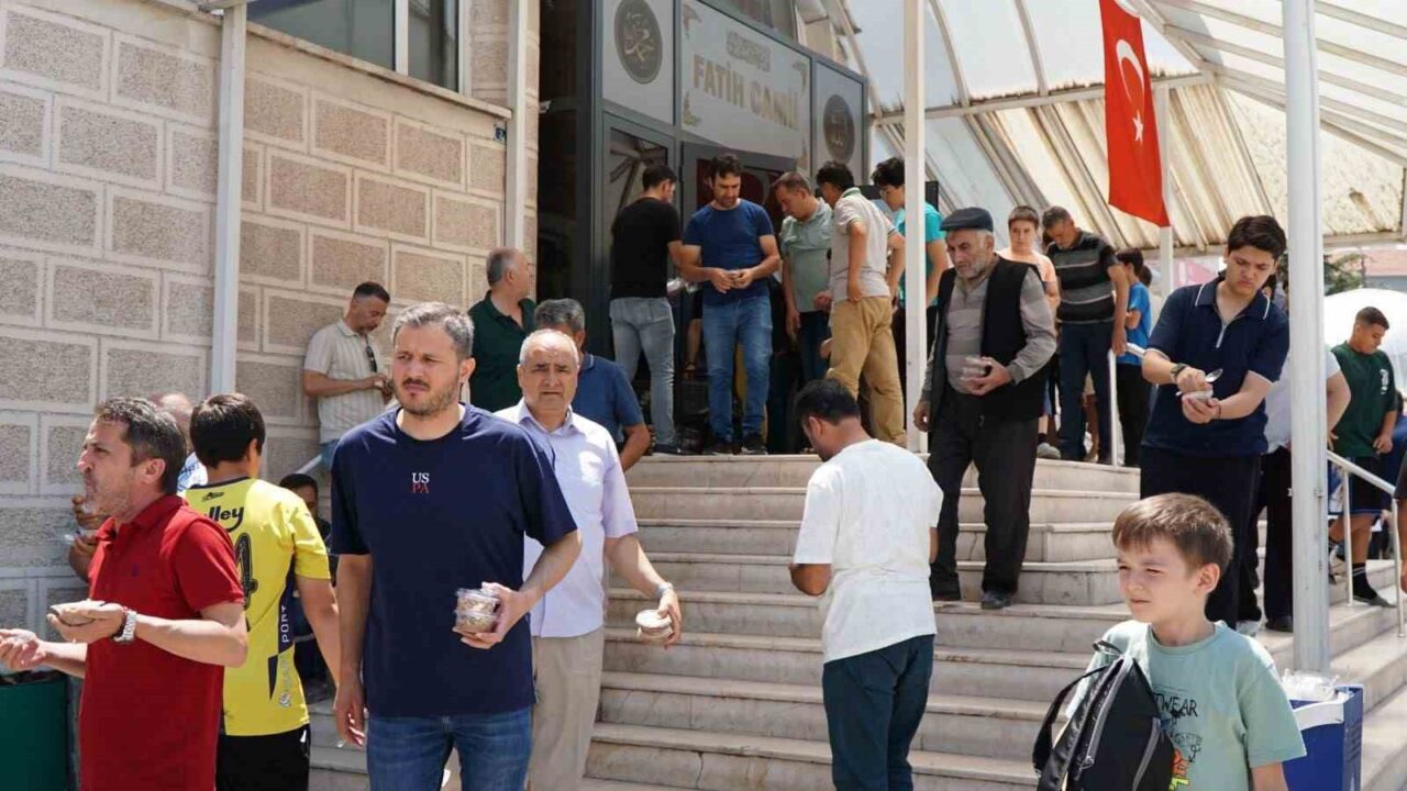 Başkent Ankara'nın ilçesi Beypazarı’nda cuma namazı çıkışında cemaate aşure ikramında