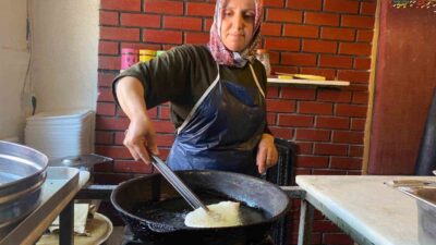 Eskişehir’de yapılan çi börek, ince hamuru ve hafif iç harcıyla