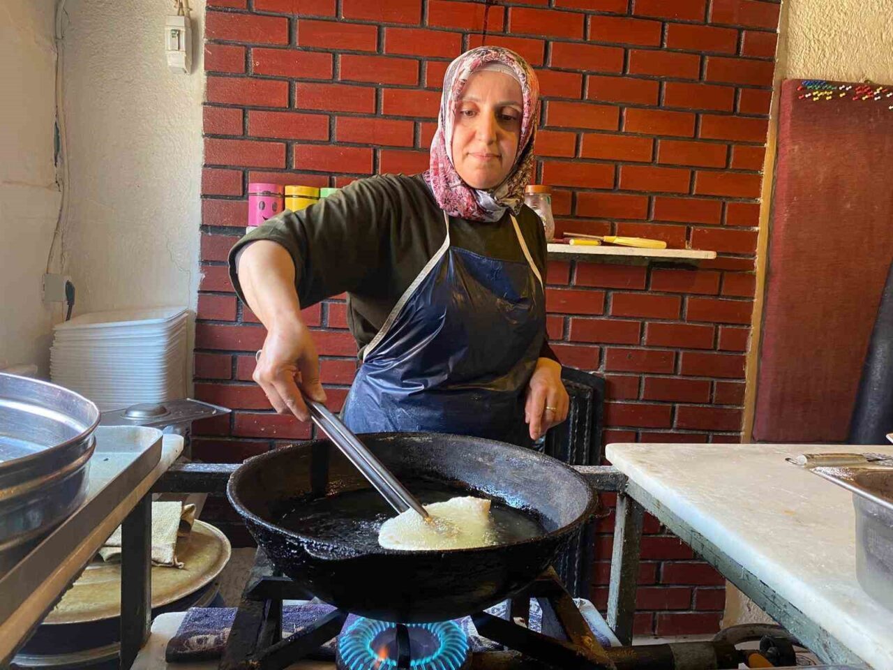 Eskişehir’de yapılan çi börek, ince hamuru ve hafif iç harcıyla