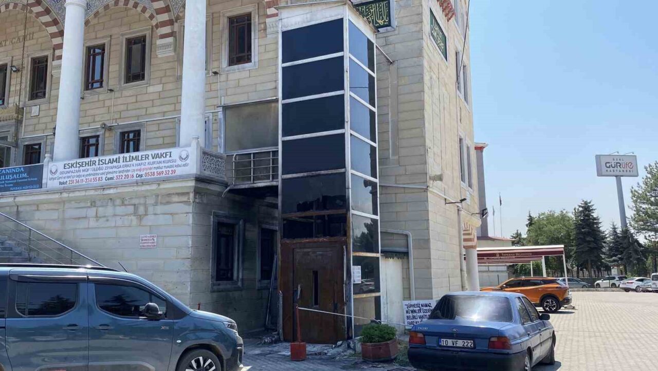 Eskişehir’de İlahiyat Camii’nin avlusunda park halindeyken alev alan minibüsün çarpması