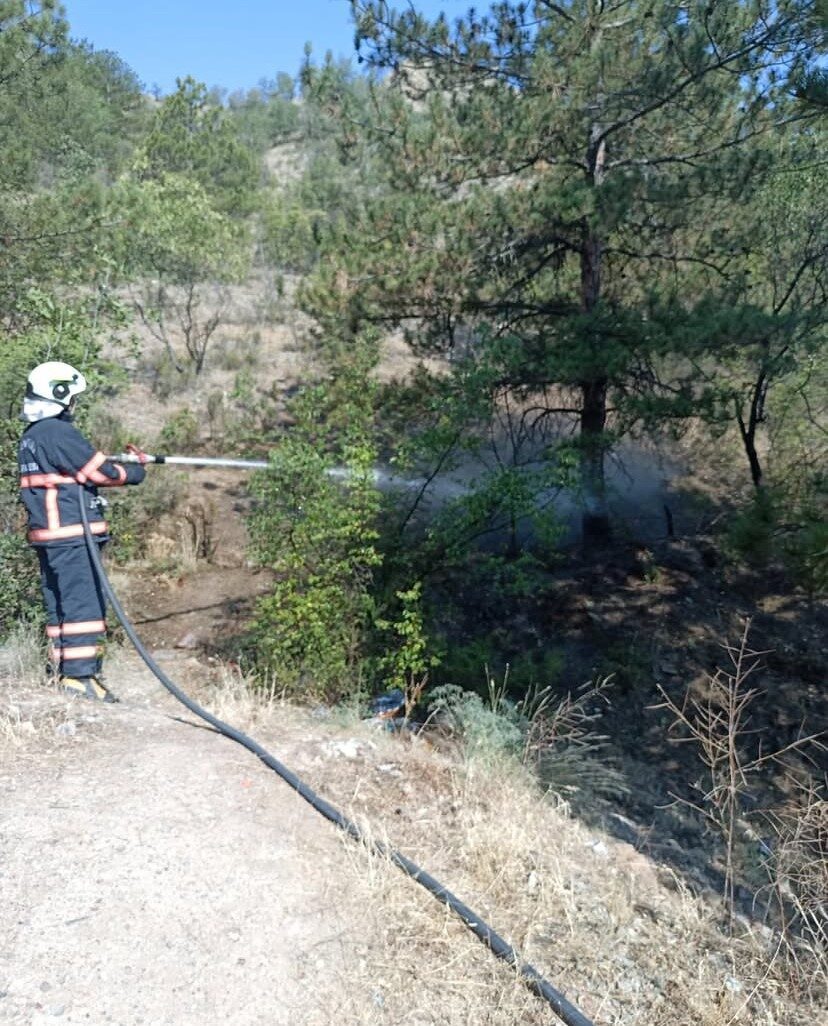Çankırı’da çıkan ot yangını, itfaiye ekiplerinin müdahalesi ile söndürüldü.
