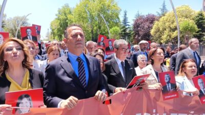 CHP'li milletvekilleri belediye operasyonlarını protesto etmek için başkent Ankara'da slogan