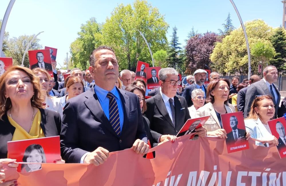 CHP'li milletvekilleri belediye operasyonlarını protesto etmek için başkent Ankara'da slogan